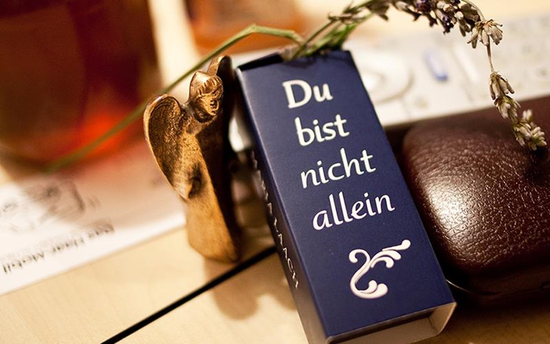 Nachttisch mit Habseligkeiten