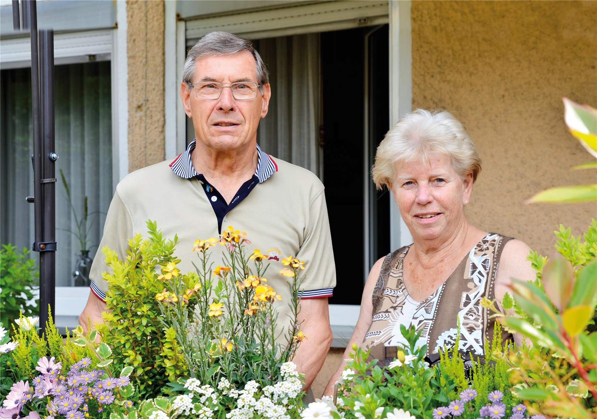 Ehepaar Mühlnickel auf ihrem Balkon